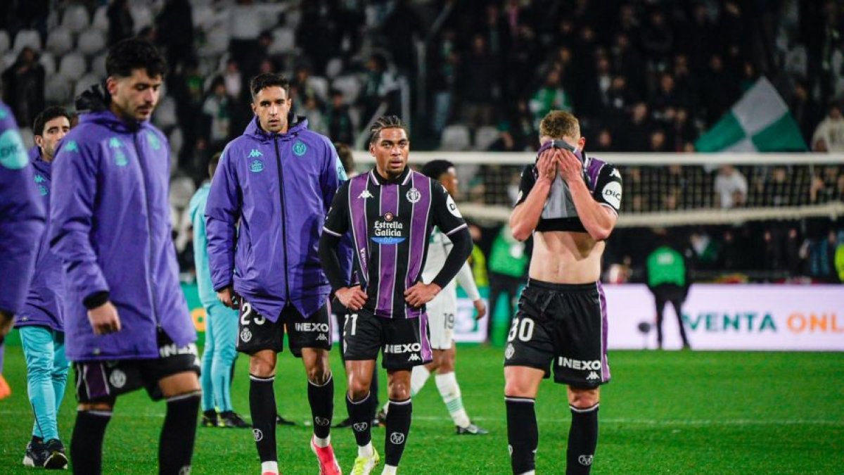 Jugadores blanquivioleta abatidos tras la derrota, con Hugo San tapándose la cara.