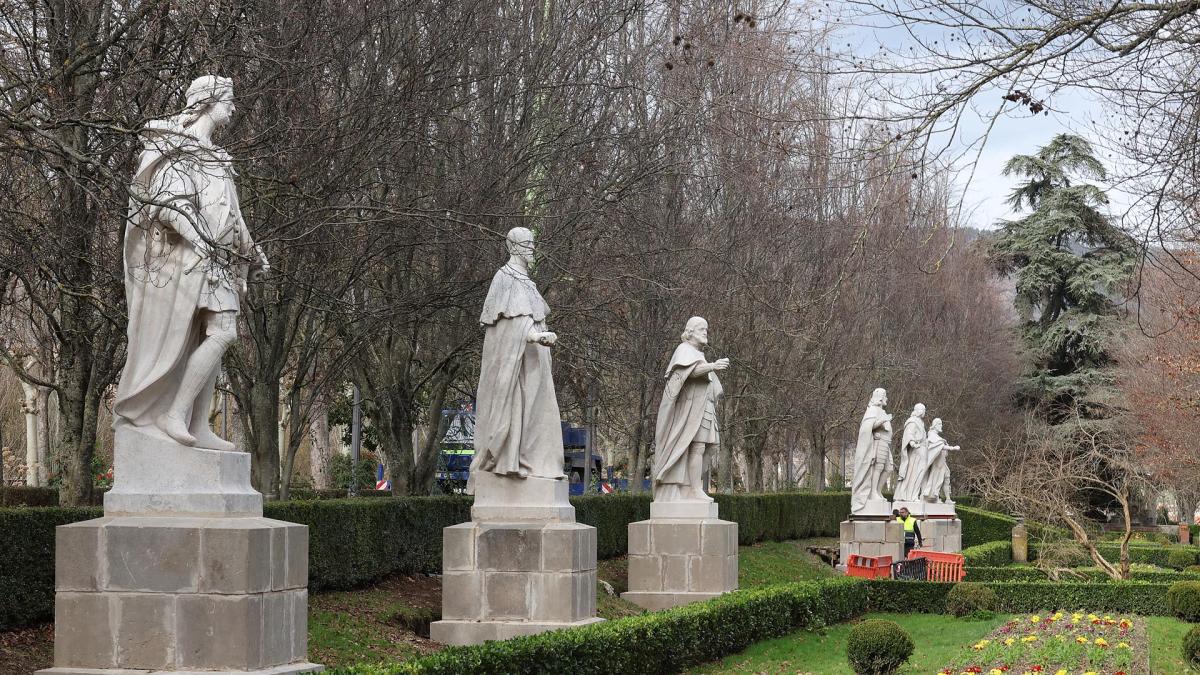Las seis esculturas de los reyes ya lucen en los jardines de la Taconera
