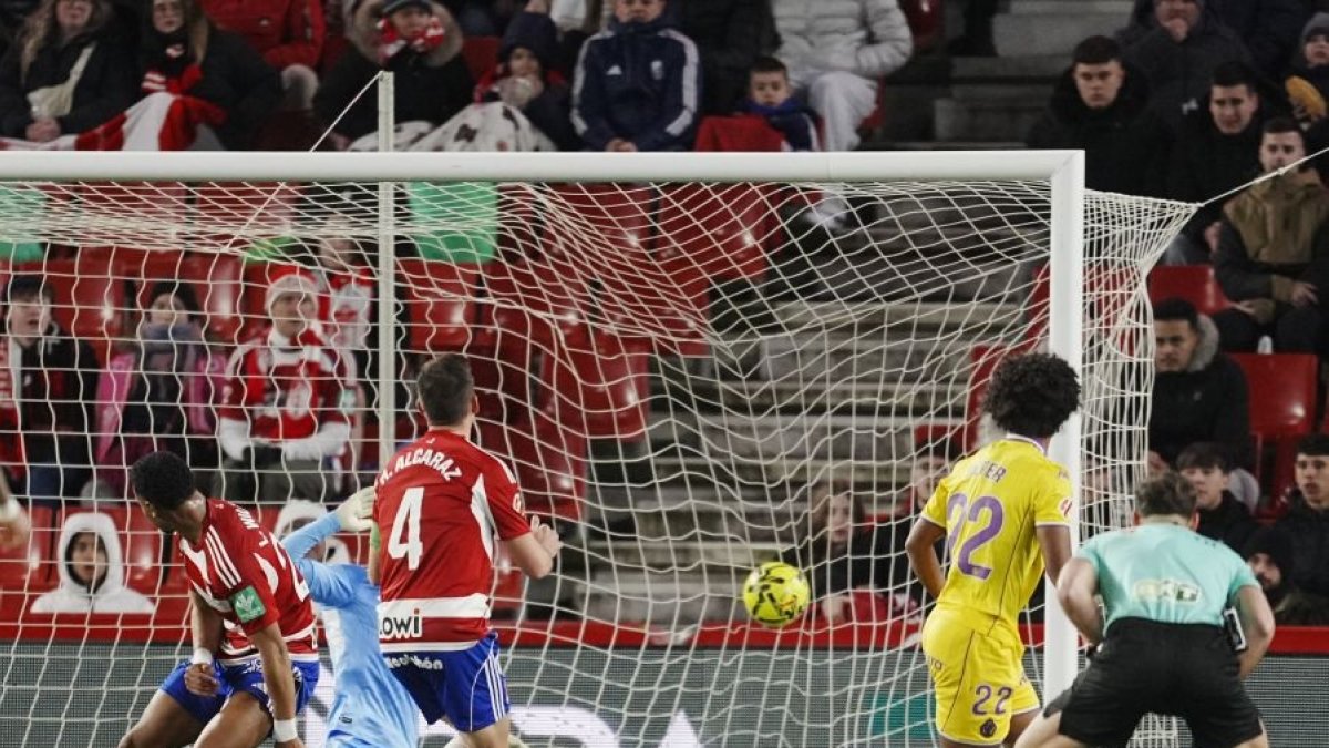 El ex blanquivioleta Alcaraz marca el segundo gol del Granada, con Guilherme clavado en la portería y ante la mirada de Federico.