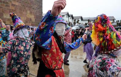 Ziripot, Miel Otxin y Zaldiko salieron a las calles de Lantz este lunes, 16 de febrero, cumpliendo con la tradición