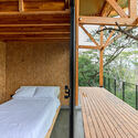 © Mateo Barrera Casa en el Bosque / Espinoza Carvajal Arquitectos - Fotografía interior, Dormitorio, Madera, Barandas