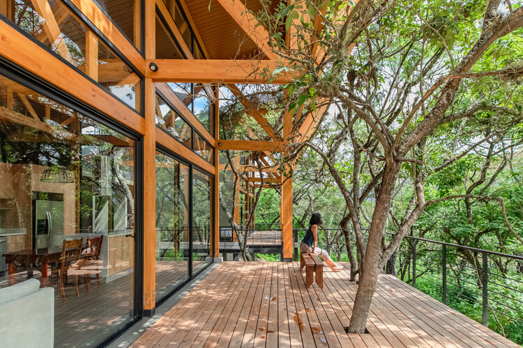 Casa en el Bosque / Espinoza Carvajal Arquitectos - Fotografía interior, Madera, Fijación Vigas