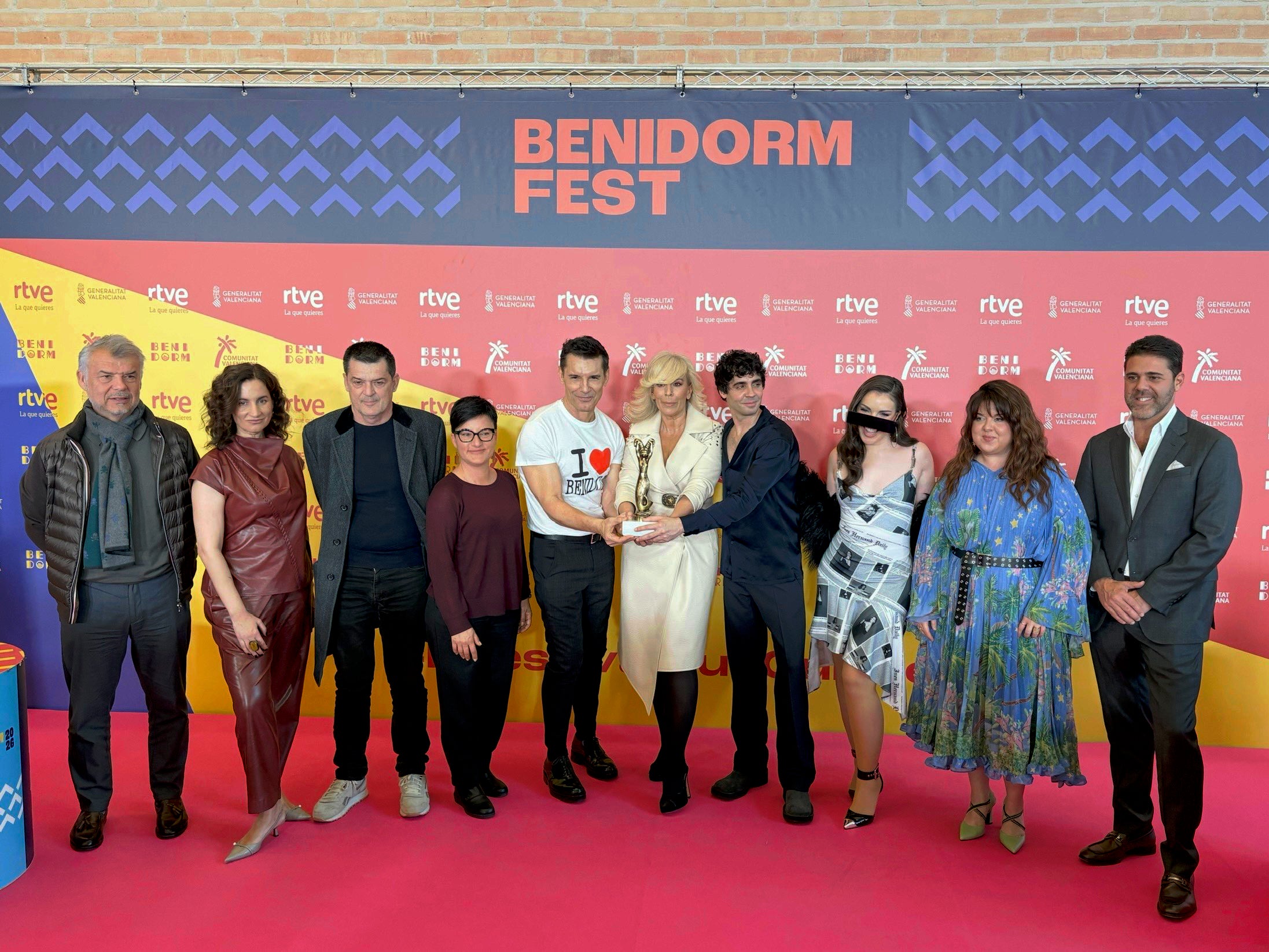 Presentadores del Benidorm Fest junto a la directora de Comunicación de RTVE y los representantes de Spotify y Univisión