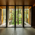© Mateo Barrera Casa en el Bosque / Espinoza Carvajal Arquitectos - Imagen 4 de 23