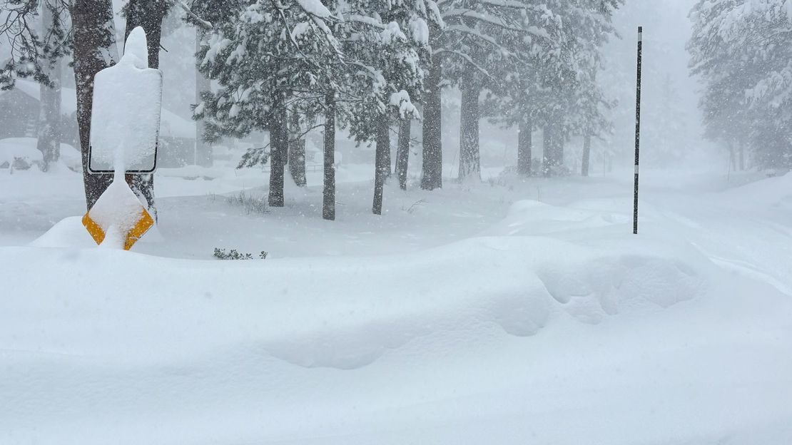 Este martes nevó en Truckee, California. Los equipos de rescate buscaban a varios esquiadores de travesía que se temía que hubieran desaparecido este martes tras una avalancha registrada en el norte de California.