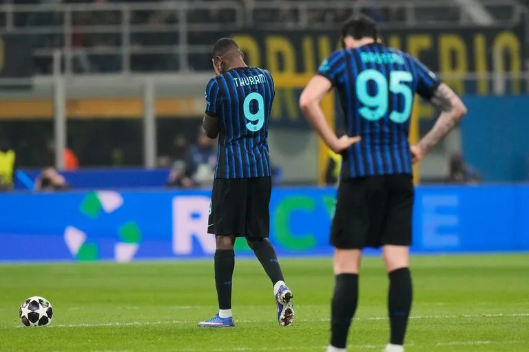 La reacción de Marcus Thuram y Alessandro Bastoni tras la derrota y eliminación de Inter