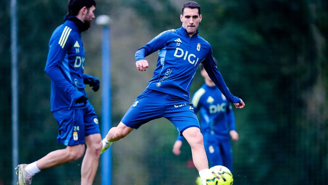 Un defensa titular del Real Oviedo, seria duda para recibir al Atlético este sábado - La Voz de Asturias