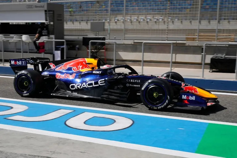 El neerlandés Max Verstappen fue el más rápido en la sesión matutina de práctica de la F1 en el circuito de Sakhir (Bahréin)