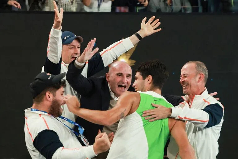 La celebración de Alcaraz tras ganar Australia: su hermano Álvaro (a la izquierda) y su coach Samuel López (a la derecha) asumieron el protagonismo en lo tenístico tras la salida de Ferrero