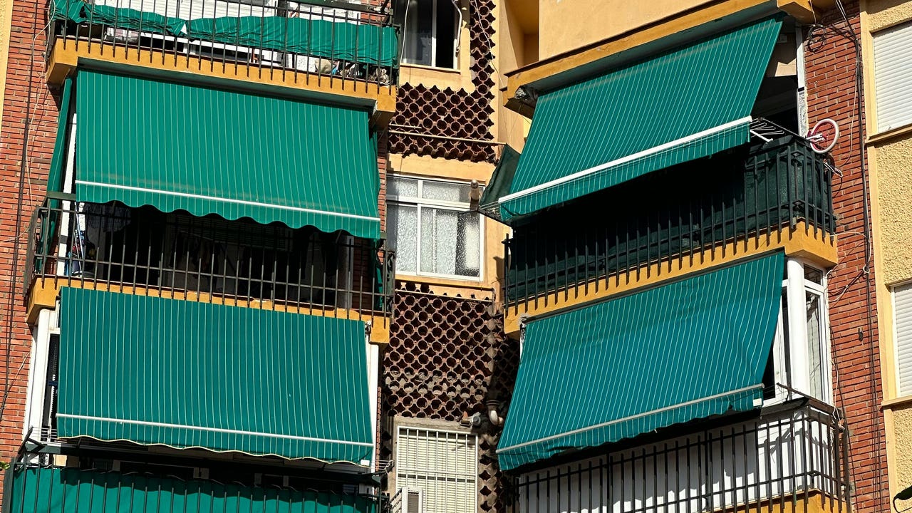 Esta es la razón por la que los toldos verdes son tan populares en los balcones españoles
