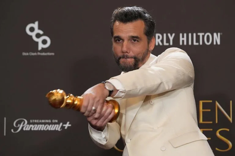 Moura juega con el Globo de Oro que ganó el mes pasado como mejor actor en una película dramática 
