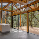 © Mateo Barrera Casa en el Bosque / Espinoza Carvajal Arquitectos - Fotografía interior, Madera, Vidrio, Fijación Vigas