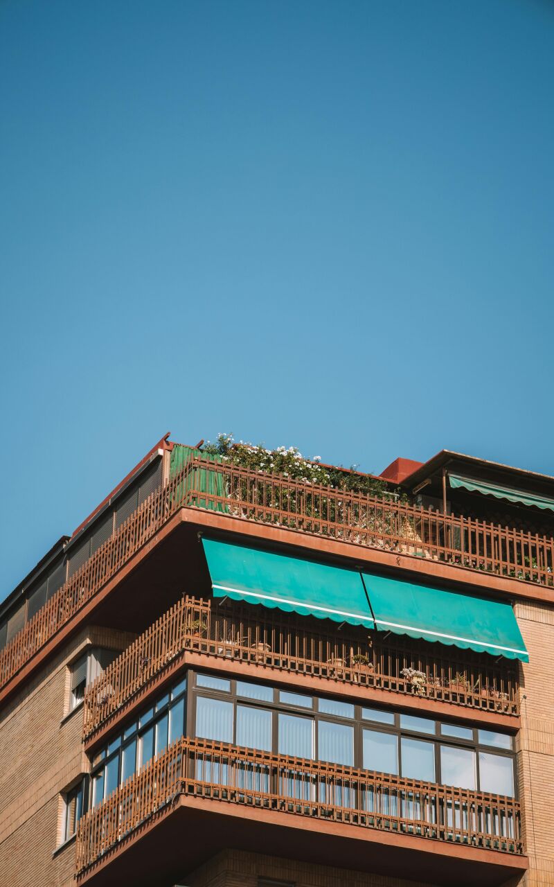 Toldo verde en una casa española
