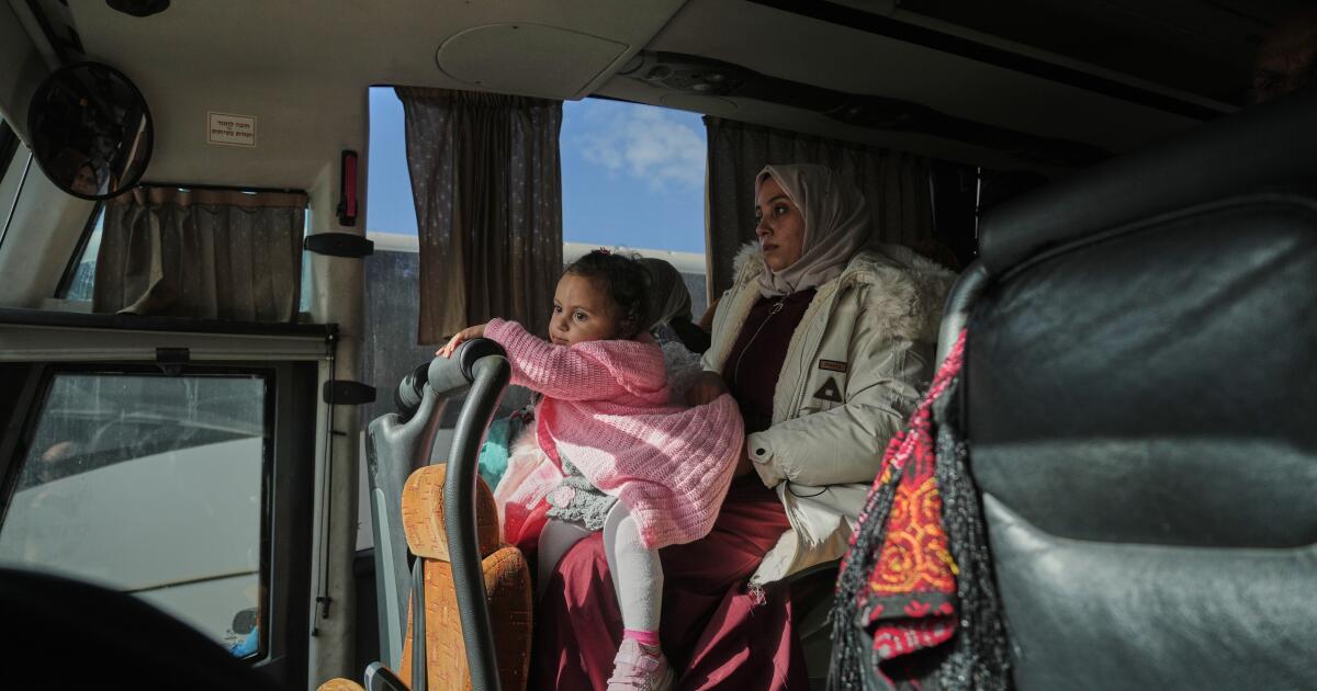 Palestinos hacen fila en Rafah en el primer día de reapertura del paso entre Gaza y Egipto