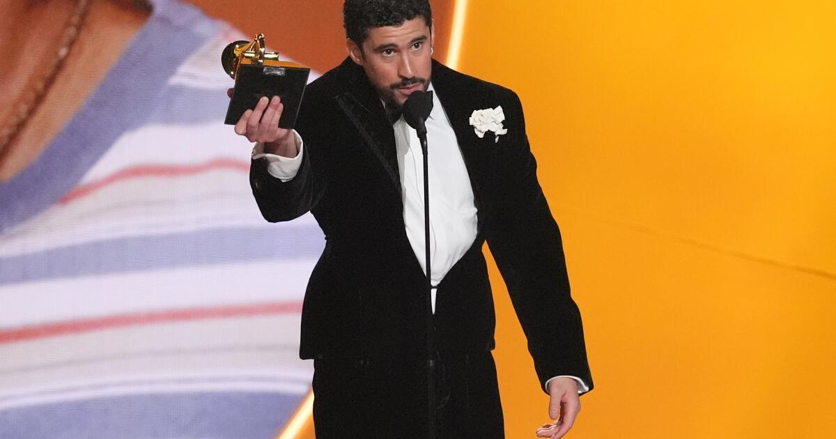 El triunfo de Bad Bunny en los Grammys es un impulso durante un momento difícil para los latinos