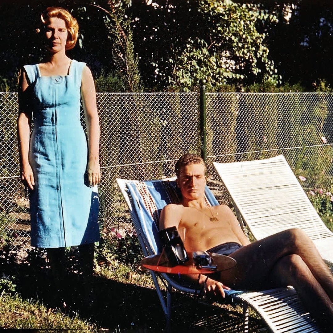 Entre las fotos, llama la atención una de la duquesa con el príncipe Juan Carlos, en la piscina de Liria. 