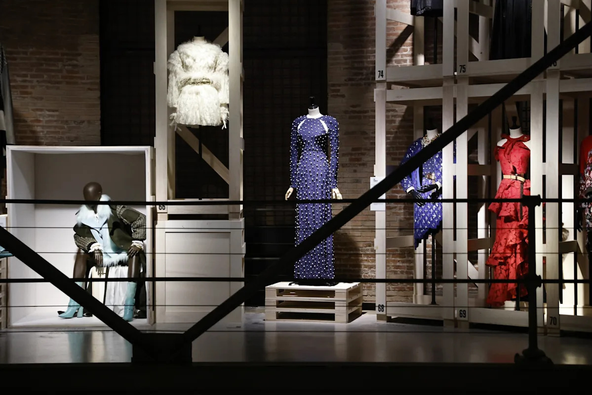 La diseñadora española Ana Locking exhibe una "mirada al alma" en sus 30 años en la moda