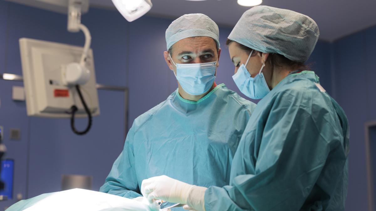 Un estudio de la Clínica Universidad de Navarra en 17.300 pacientes confirma que la cirugía del cáncer de mama puede ser menos invasiva sin perder eficacia