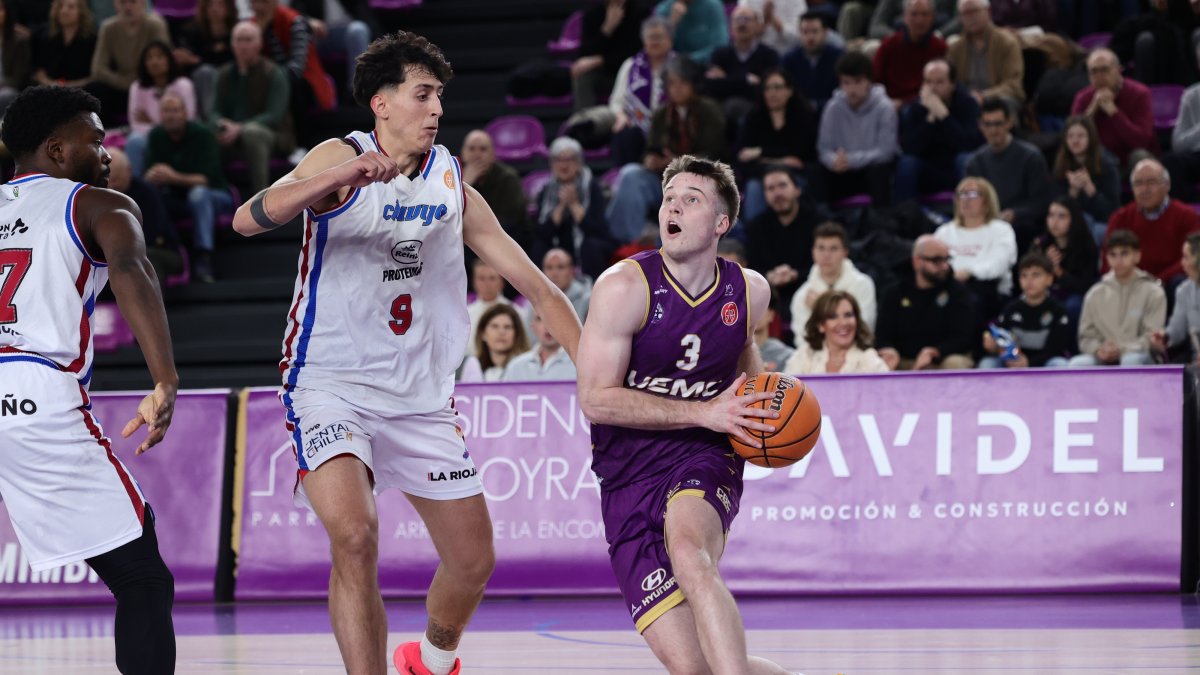Ice Haney, con el balón ante Clavijo.