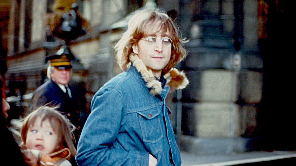 John Lennon en una escena cotidiana que refleja la imagen icónica que marcó toda una generación