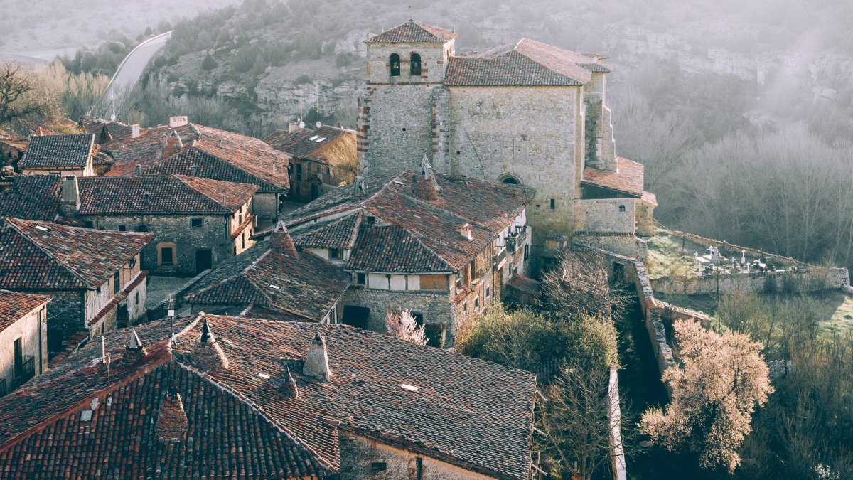 El perfil de Calatañazor muestra cómo la arquitectura tradicional se funde con el terreno, con la iglesia de Nuestra Señora del Castillo dominando el conjunto