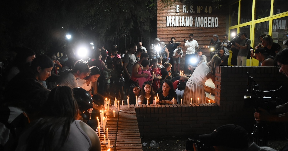 Ataque en la Escuela 40 de San Cristóbal, Santa Fe: los vecinos encendieron velas frente al colegio de la tragedia