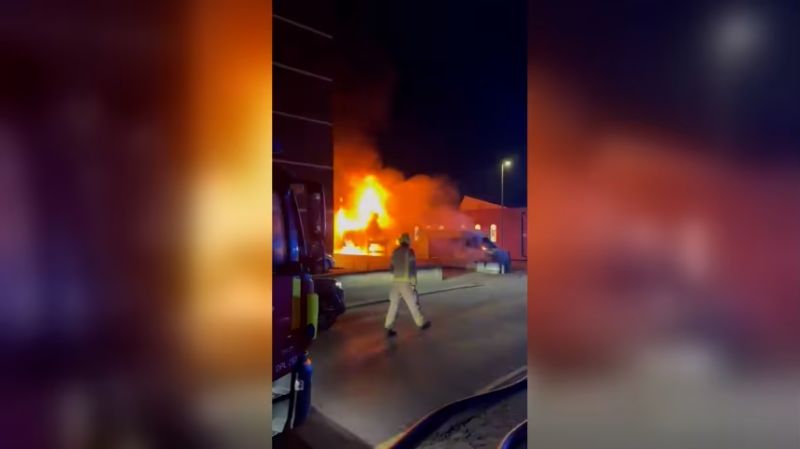 Incendian ambulancias de voluntarios judíos frente a una sinagoga de Londres en un ataque antisemita