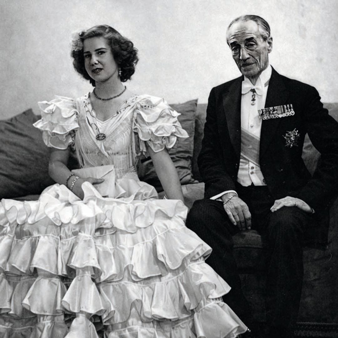 En su puesta de largo, junto a su padre