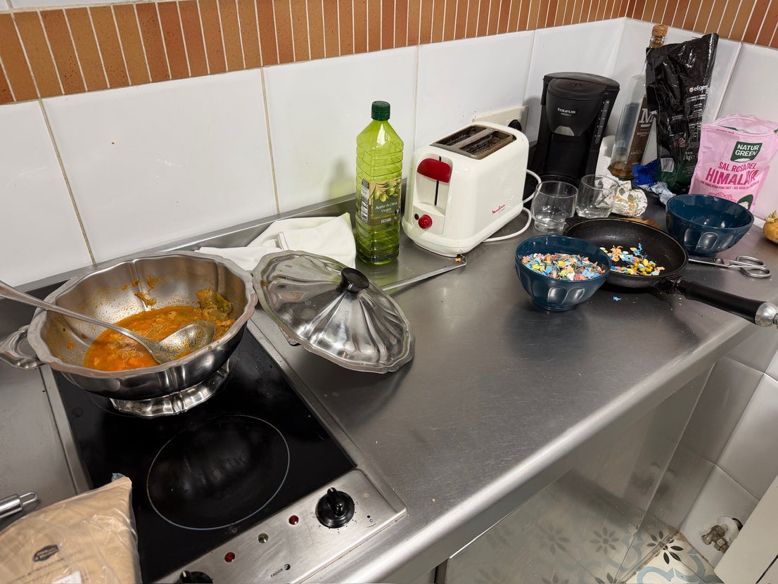 Los restos de un guiso, en lo que parece ser la última cena, todavía estaban en una sopera en la cocina de la hospedería. Al lado, entre el desorden, unas sartenes con confeti de colores.