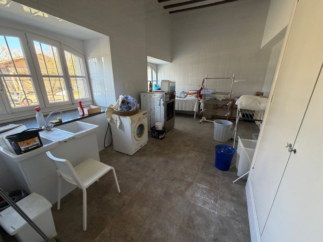 La lavandería del monasterio, además de desordenada, muestra espacios vacíos donde antes había más electrodomésticos que no se encuentran en el edificio