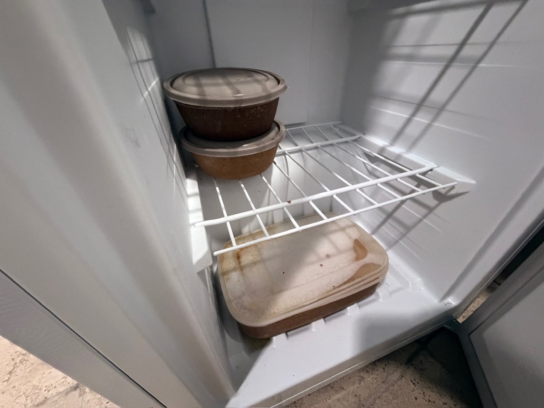 Uno de los arcones congeladores de la cocina se encontraba en funcionamiento y con la puerta abierta, como si hubiera sido abandonado de repente. Dentro, tres fiambreras con guisos todavía congelados.