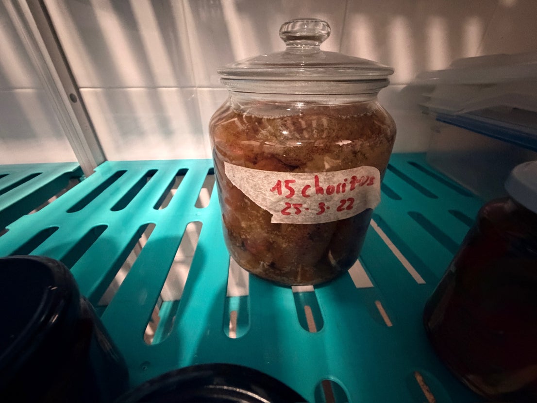 Quince chorizos almacenados en un tarro de cristal desde el 25 de marzo de 2022, cuando ni las propias exclarisas podían pensar que todo acabaría en un cisma y su excomunión.