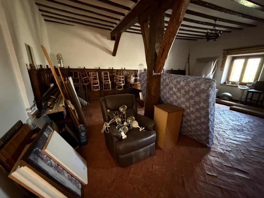 En la parte alta del monasterio una de las salas que era utilizada como trastero. Al fondo, una sillería de coro, tapada por sillas más vulgares, ha resistido la mudanza forzosa.