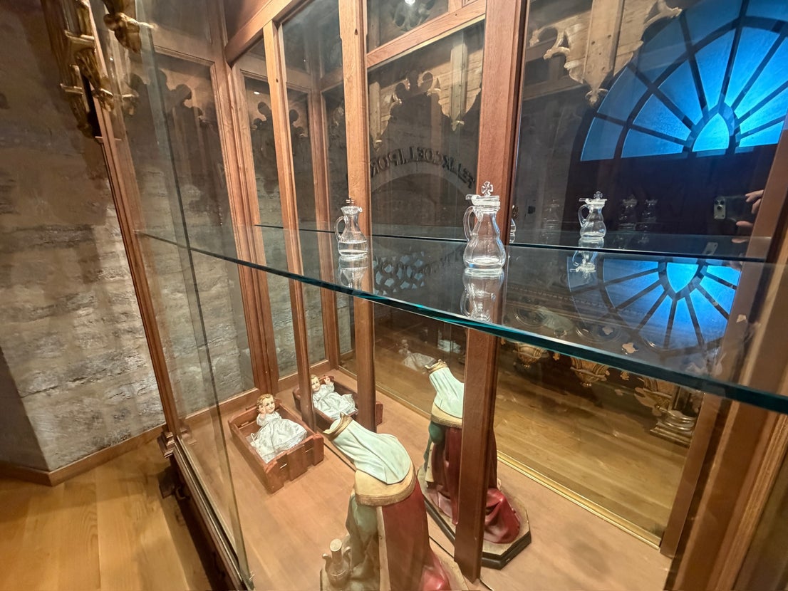 En la sacristía, las vitrinas que acogía los ornamentos litúrgicos están prácticamente vacías. En este caso sólo dos vinajeras y parte de un nacimiento han resistido al saqueo.