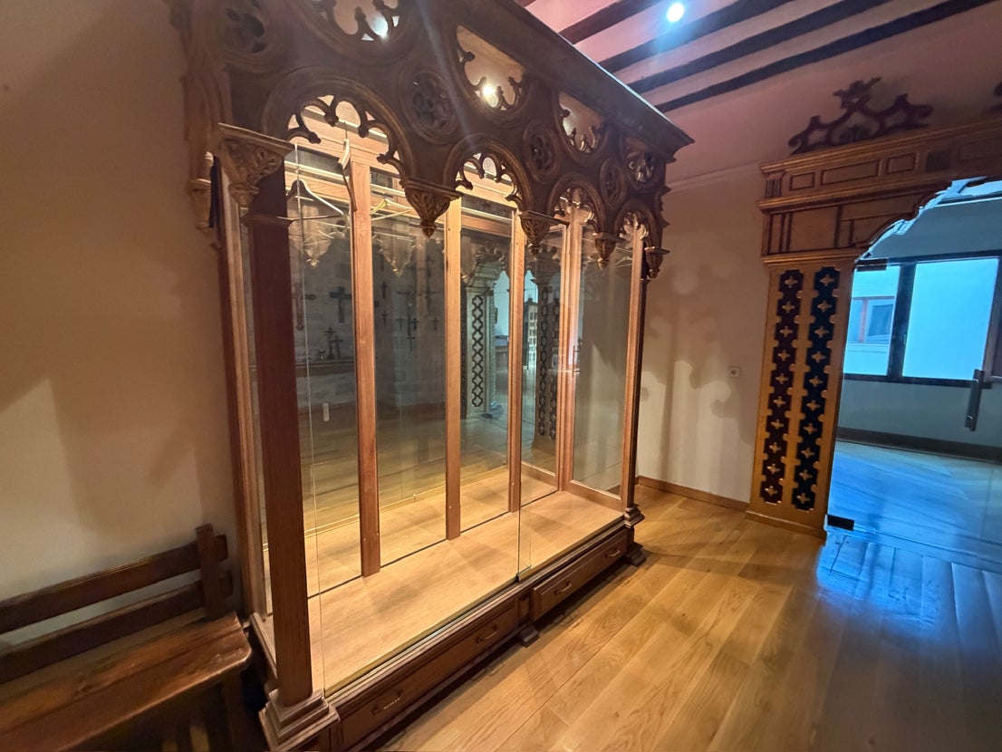 En la otra vitrina se guardaban las casullas y ropajes litúrgicos más antiguos y valiosos del monasterio, expuestos así al público y reservados para las celebraciones más solemnes. Ahora sólo quedan las perchas, después de la limpieza realizada por las exreligiosas.