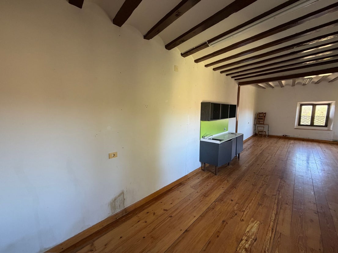 Una de las paredes del pasillo del claustro, en la que se perciben todos los agujeros de los objetos que la llenaban.
