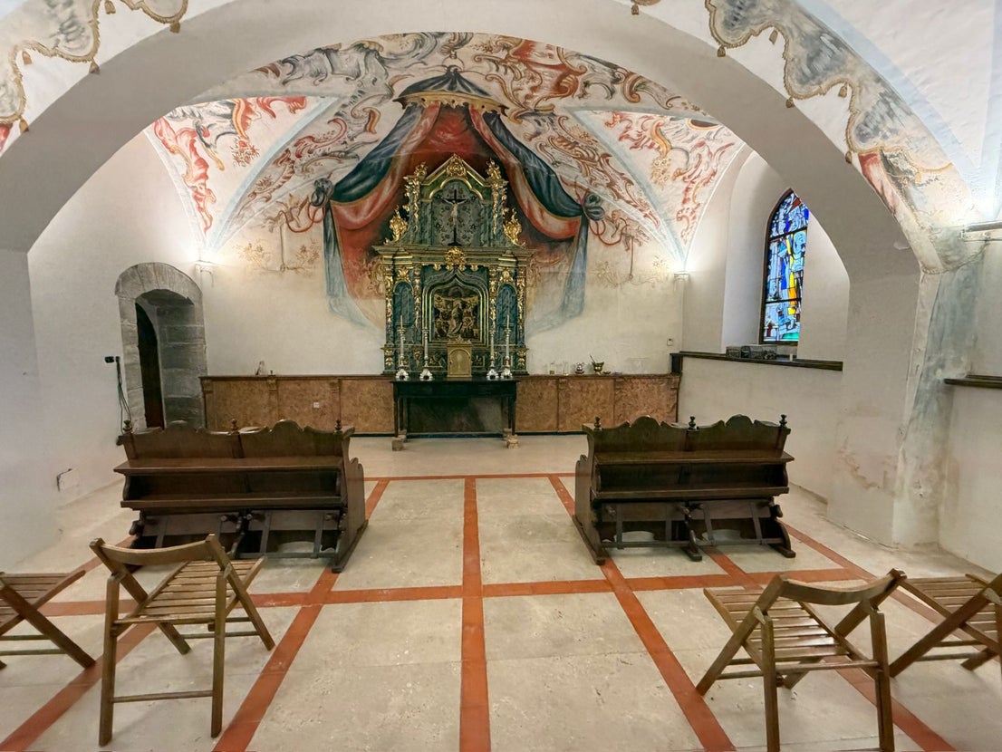 Una capilla interior, en la que las monjas rezaban en su momento las horas menores, totalmente desposeída de mobiliario que se puede apreciar en la siguiente foto.
