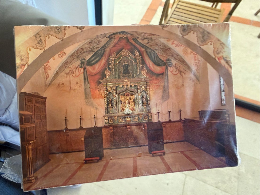 La misma capilla de la foto anterior con el mobiliario original, ahora desaparecido, en una foto que estaba en el suelo.