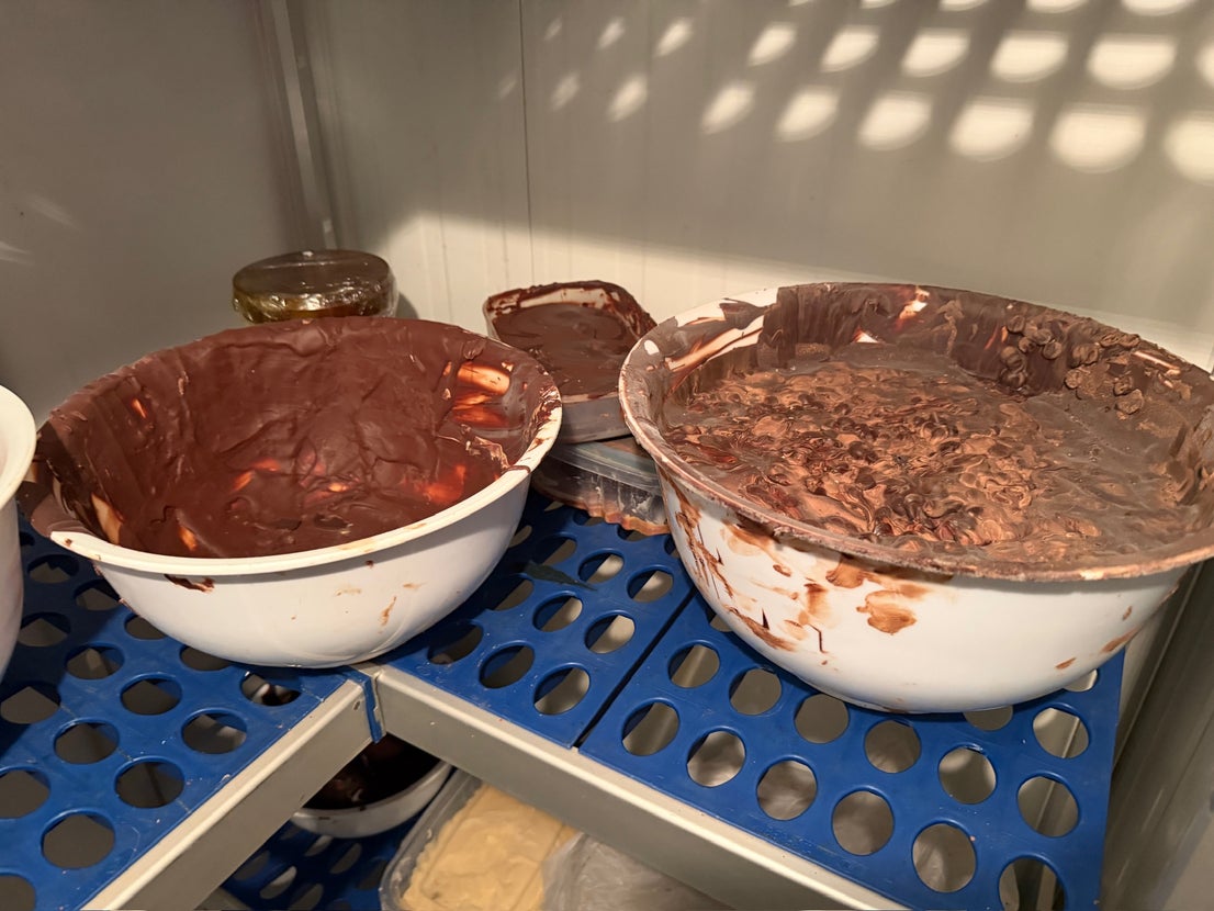 El obrador parecía haber sido abandonado de repente, con restos de los últimos chocolates y bombones todavía en cada una de las máquinas. Sin embargo, en la primera visita se ha percibido que faltaban máquinas completas utilizadas para las trufas y de las que la Federación de Clarisas todavía está pagando el crédito que las exmonjas pidieron para comprarlas.