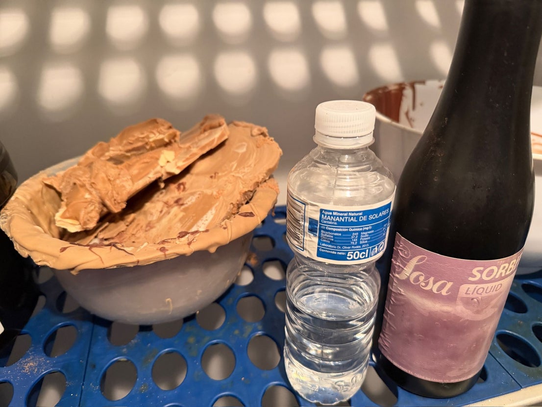 Restos de chocolate y productos para las trufas abandonados desde hace tiempo en el obrador.