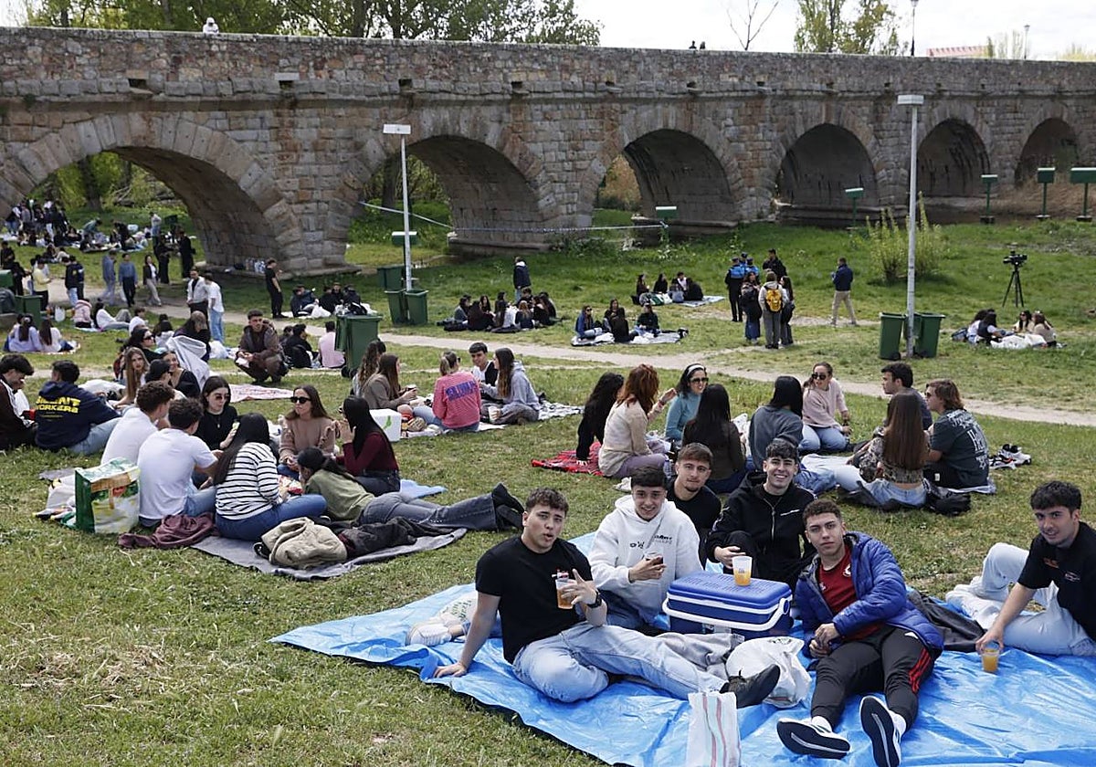 El Lunes de Aguas en el Puente Romano, en imágenes