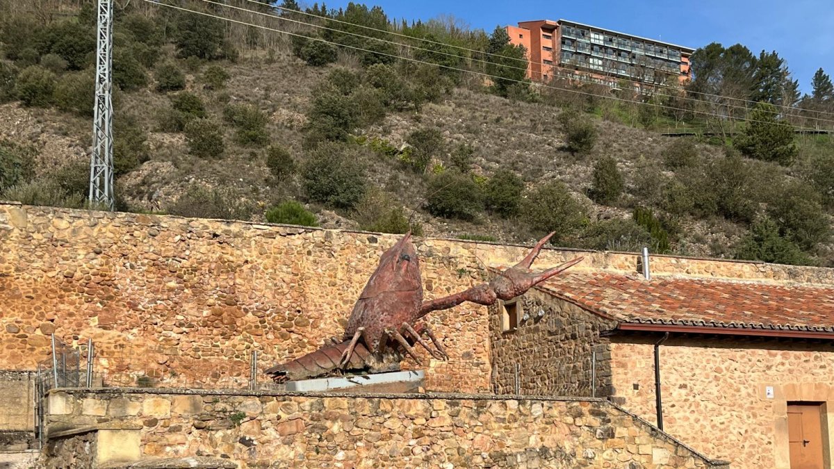 La escultura del cangrejo espera su restauración en el espacio dedicado al Enclave de Agua.
