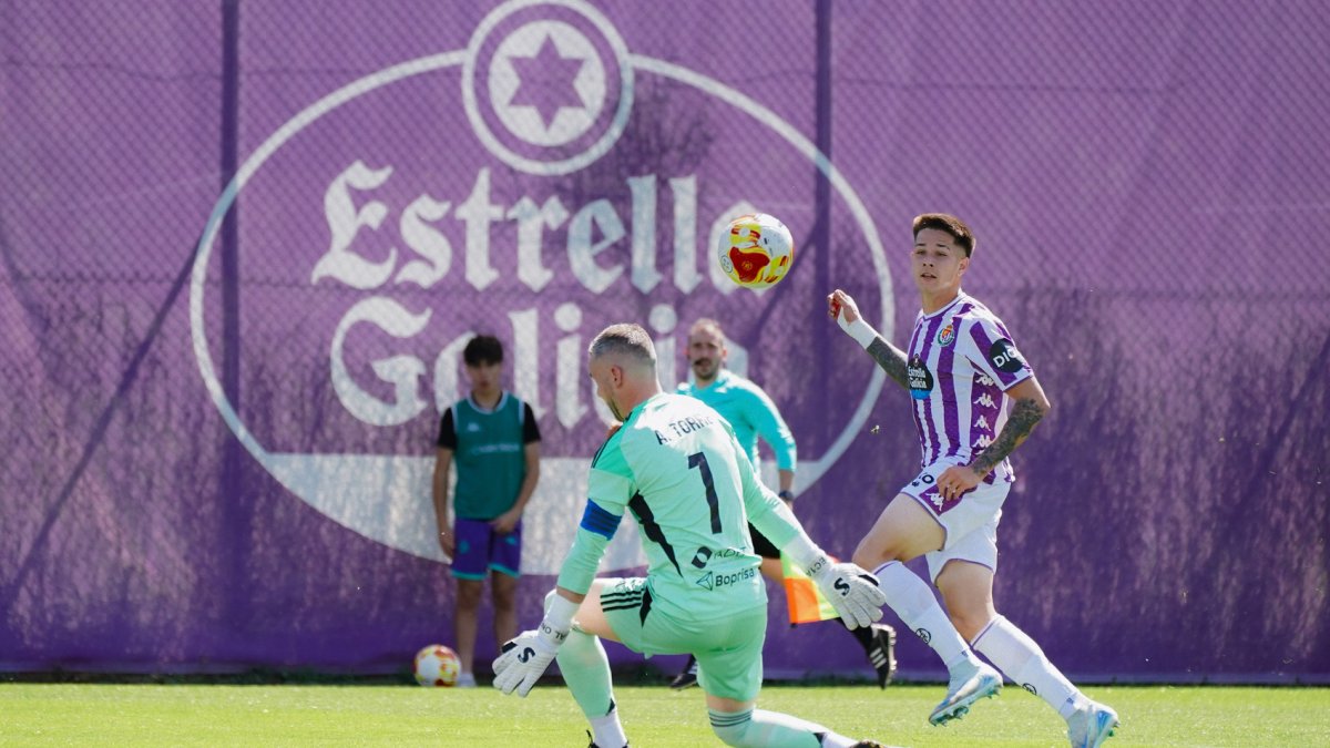 Carvajal pica el balón para marcar el primer gol del Promesas al Langreo, el pasado domingo.