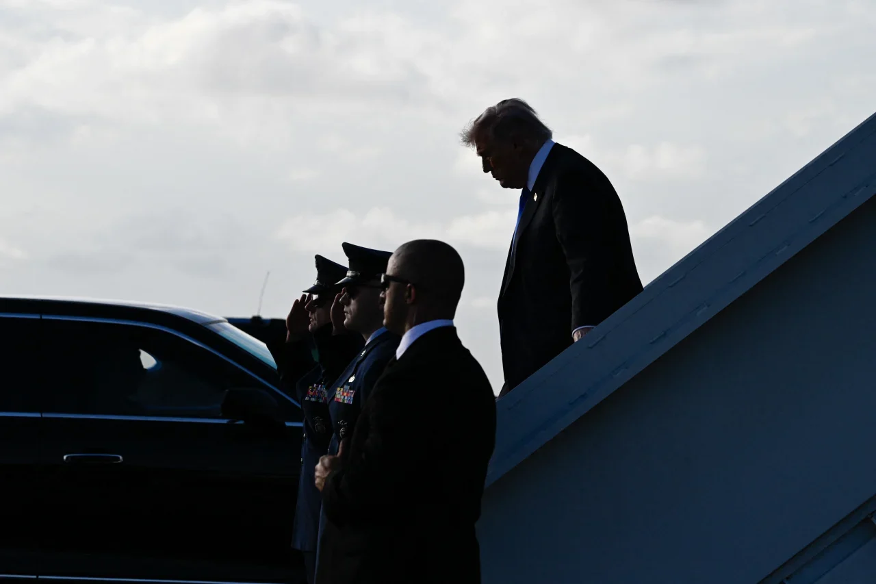 El presidente Donald Trump desciende del Air Force One en el Aeropuerto Internacional de Palm Beach, en West Palm Beach, Florida, el viernes.