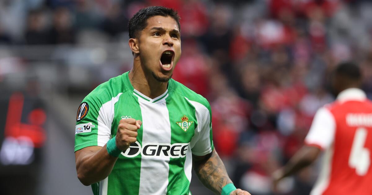 Penal de Cucho Hernández salva empate para Real Betis ante Braga en cuartos de la Liga Europa