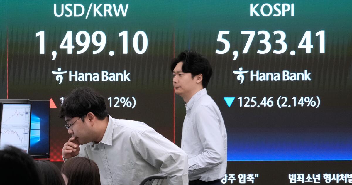 Los precios del petróleo remontan y mercados globales caen ante plan de EEUU de bloqueo naval