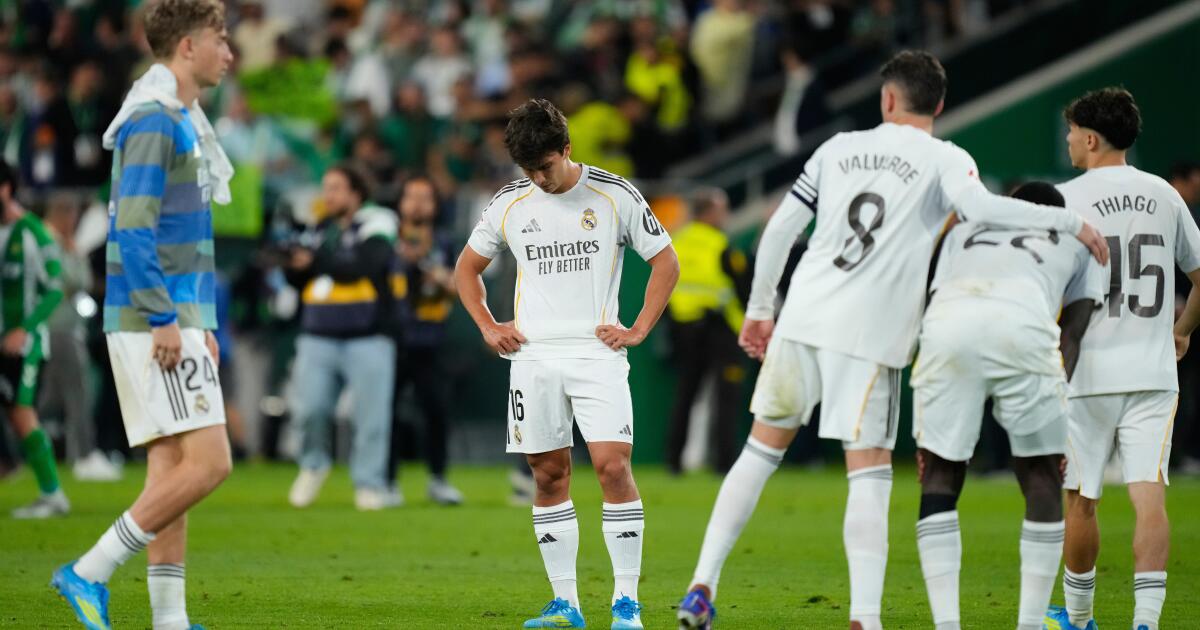 Betis empata en el descuento y golpea las escasas opciones de título del Real Madrid