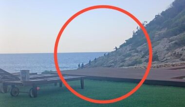 Migrantes desembarcando al atardecer en Cala Olivera (Eivissa)