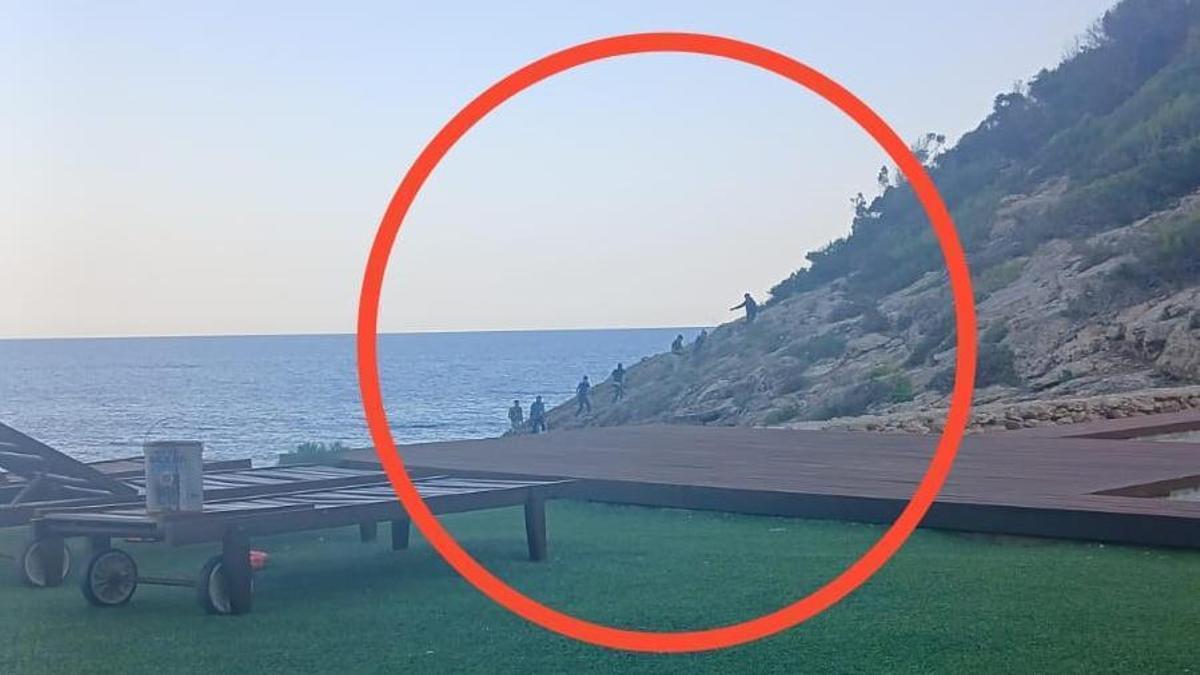 Migrantes desembarcando al atardecer en Cala Olivera (Eivissa)