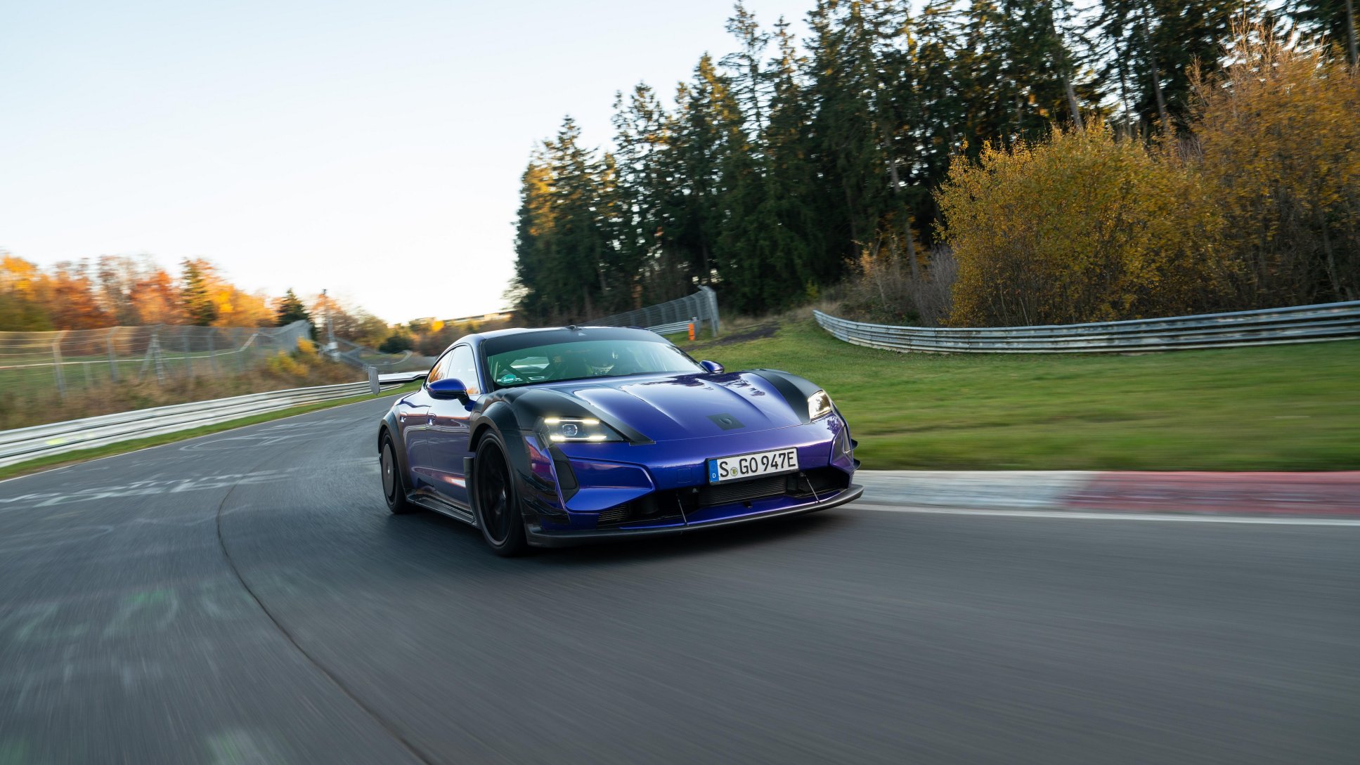 Lars Kern al volante del Taycan Turbo GT con Kit Manthey, Nürburgring, 2026, Porsche AG